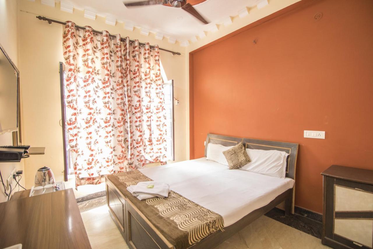 Hotel Bajaj Inn Dehradun Zewnętrze zdjęcie